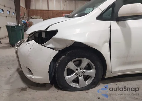 2012 Toyota Sienna Le V6 8 Passenger z USA, uszkodzony, nr VIN 5TDKK3DC3CS182688